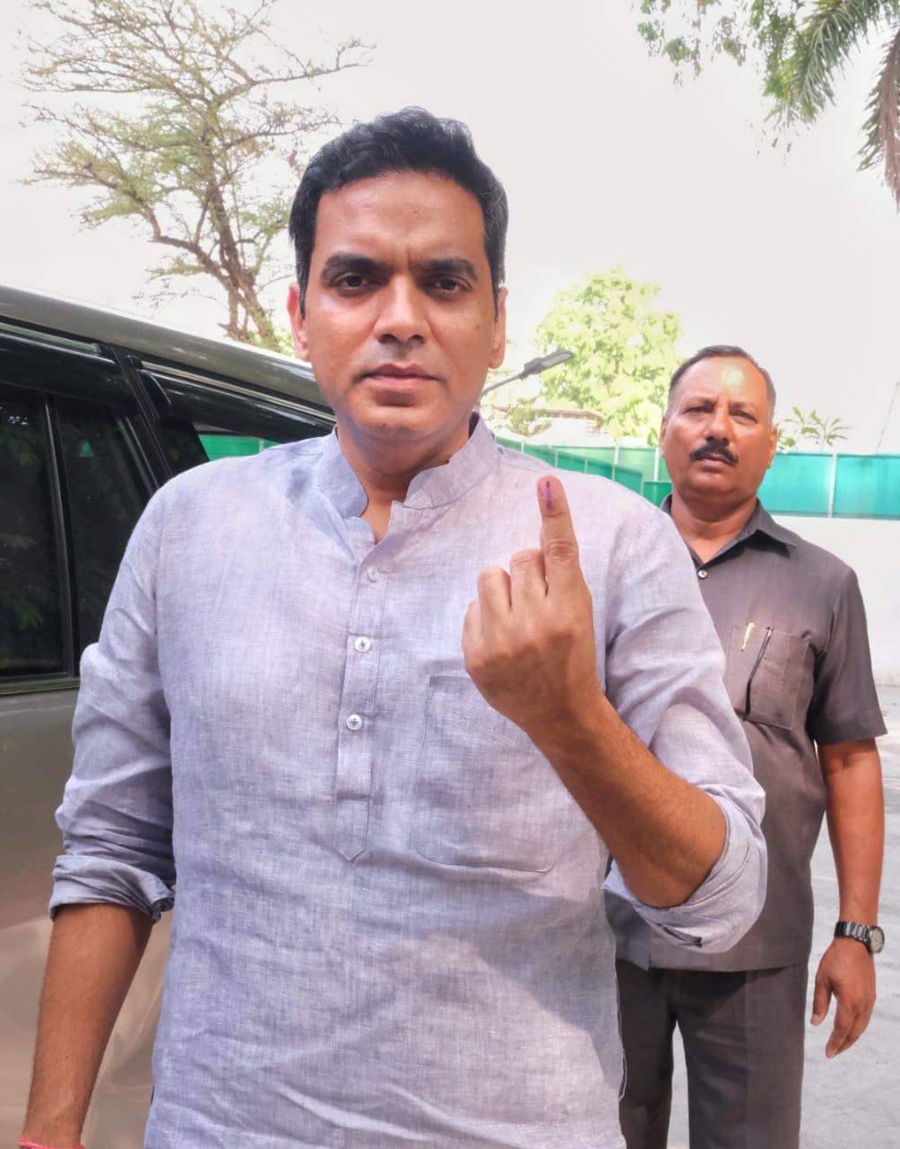 BJP MLA and eldest son of Defense Minister Rajnath Singh, Pankaj Singh, cast his vote.